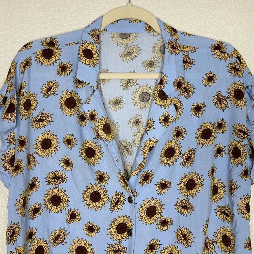 No Boundaries Blue Sunflower Tie Front Shirt & Short Set - Picture 4 of 13